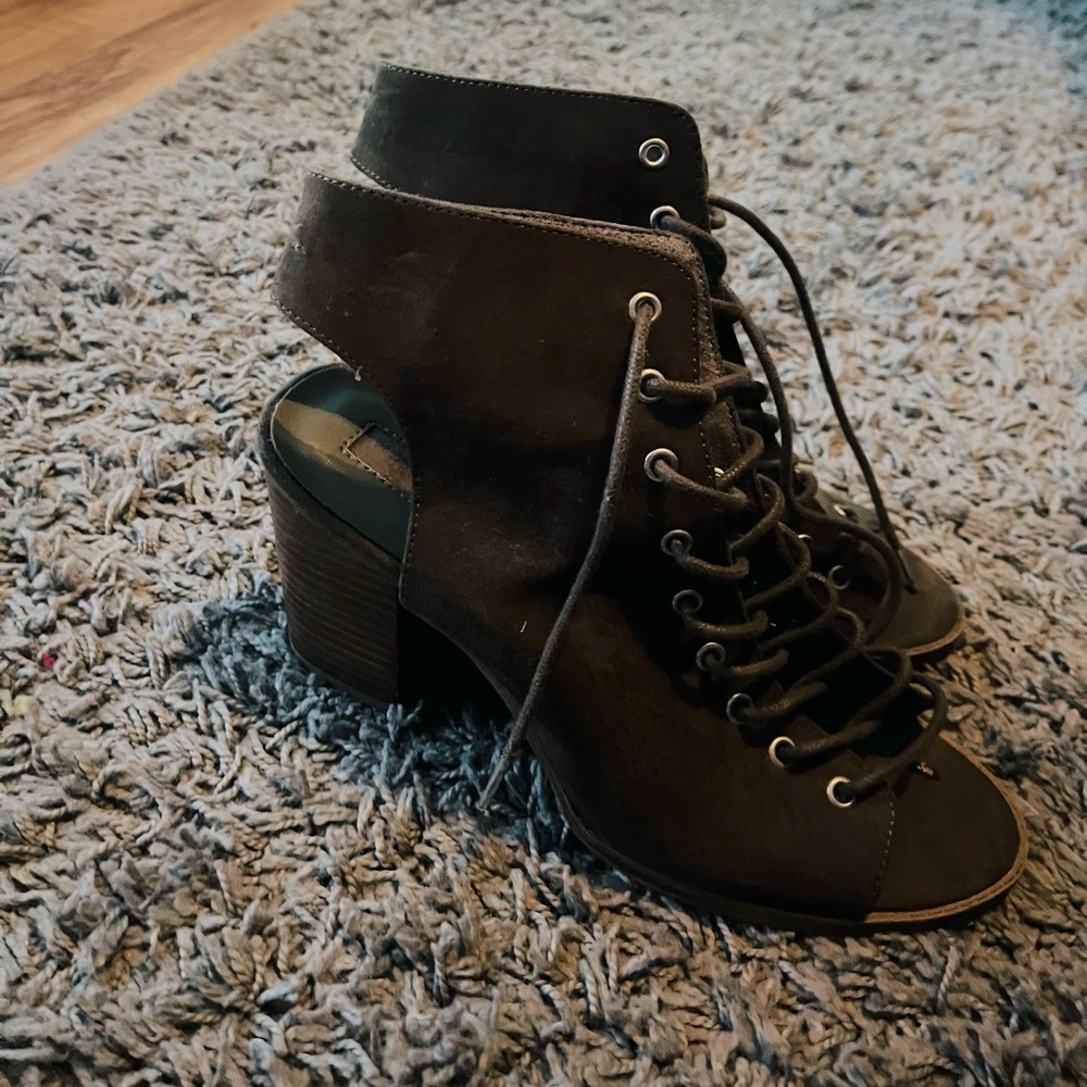 Lace up heels 💚